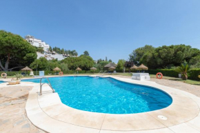 Lovely 2 bed apt overlooking golf